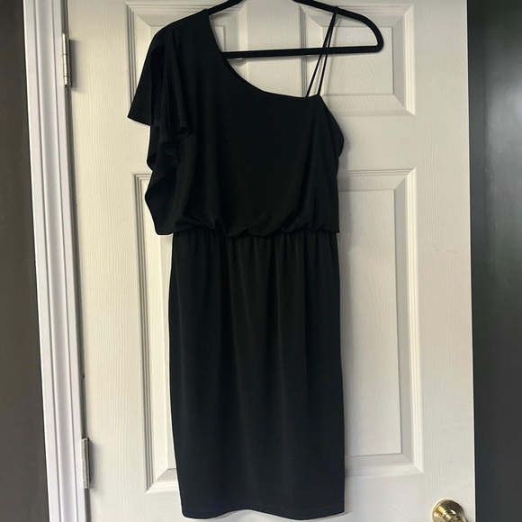 Valerie Bertinelli Dresses & Skirts - women’s size l0 Valerie Bertinelli black one-shoulder dress.